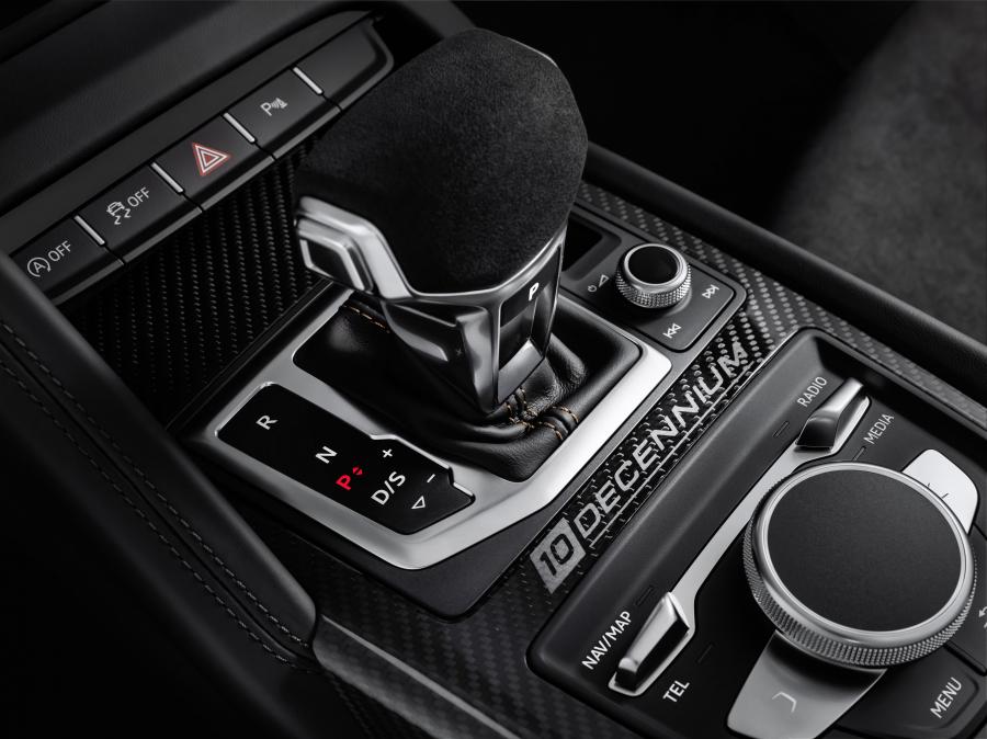 Детали интерьера Audi R8 V10 Decennium 2019 года  (WW) (фото 5 из 15)